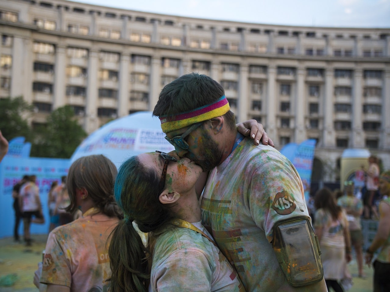 girlfriend and boyfriend kissing at the color run